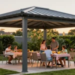 Moderne Terrassenüberdachungen schaffen ein einladendes Ambiente für Familienfeiern und Gartenpartys.